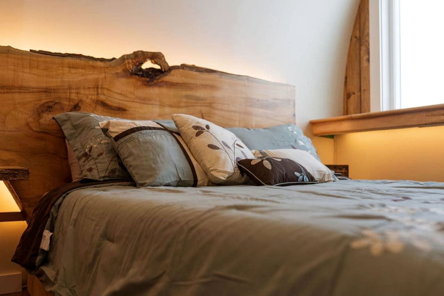 Luxurious and Carbon Neutral Hobbit House with Private Hot Tub in Springvale, Maine, Perfect for a Relaxing Weekend Getaway - Sanford - Habitación