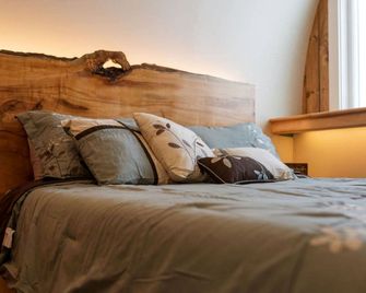 Luxurious and Carbon Neutral Hobbit House with Private Hot Tub in Springvale, Maine, Perfect for a Relaxing Weekend Getaway - Sanford - Habitación