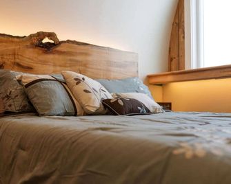 Luxurious and Carbon Neutral Hobbit House with Private Hot Tub in Springvale, Maine, Perfect for a Relaxing Weekend Getaway - Sanford - Habitación