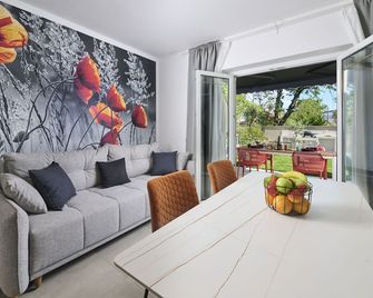 Apartments Dolcea - Zambratija - Jadalnia