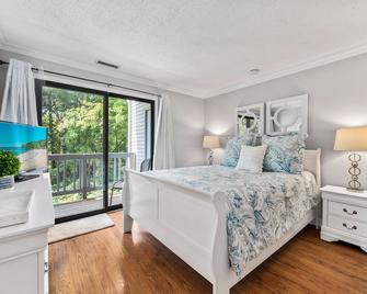 Beautiful Grand Traverse Bay Condo at \'The Shores\' - Williamsburg - Bedroom