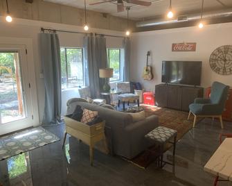 The Bunker- Unique Hillside Underground Concrete House -Jet Tub- W/D - Pingpong - Seguin - Living room