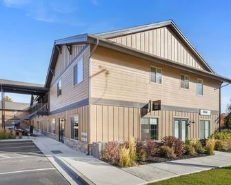 Cozy Swiss Condo - King Bed, Sleeps 6, Free Blanket - Midway - Edificio