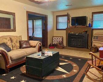 Charming 2-bedroom house in Coleman with AC and WiFi. Sleeps 7 & no pets. - Coleman - Living room