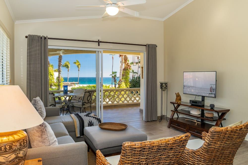 2 Bedroom, 2 Bathroom Beachfront Condo In Las Mananitas. Completely remodeled! - סן חוסה דל קאבו - סלון