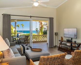 2 Bedroom, 2 Bathroom Beachfront Condo In Las Mananitas. Completely remodeled! - San José del Cabo - Sala de estar