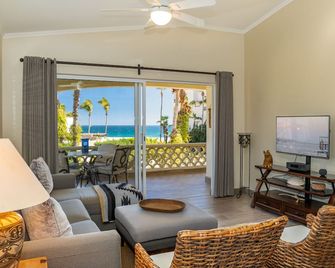 2 Bedroom, 2 Bathroom Beachfront Condo In Las Mananitas. Completely remodeled! - 卡波聖盧卡 - 客廳