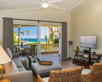 2 Bedroom, 2 Bathroom Beachfront Condo In Las Mananitas. Completely remodeled! - סן חוסה דל קאבו - סלון