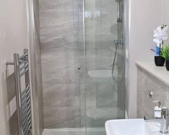 Charming 1-Bed Sleeps 2 Parking - Leeds - Bathroom