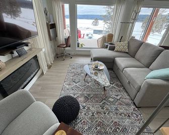 Family friendly Charming Lakeside cottage on Lac La Hache! Fun all year! - Lac la Hache - Sala de estar