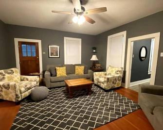 Cozy Cottage w/ private patio just 1 block to downtown. Packed with charm! - Prairie du Chien - Living room