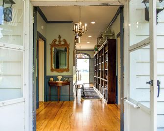 Riverfront Denton Estate on 7 Acres w/ Heated Pool - Denton - Pasillo