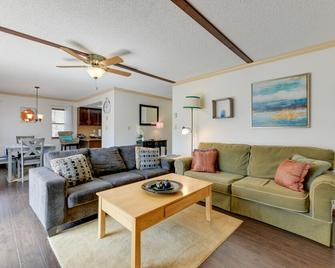 Mountain-view Maggie Valley House w/ Spacious Deck - Maggie Valley - Stue