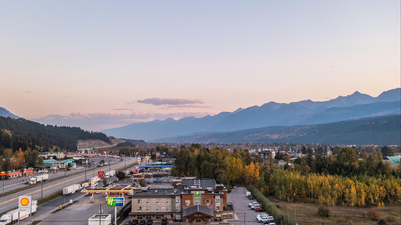 Holiday Inn Express Golden-Kicking Horse By IHG