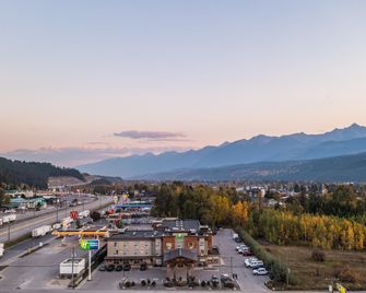 Holiday Inn Express Golden-Kicking Horse By IHG - Golden - Bangunan
