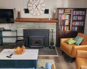 Alpine Dog Friendly Cabin! - Alpine - Living room