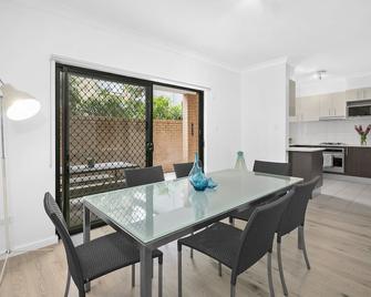 Mount - Interior Designed Apartment 5 Mins To Coogee Beach - Coogee - Dining room