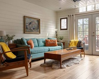 Cozy Cottage|Swing Set/Fenced Yard/Pet friendly - Wrightwood - Living room