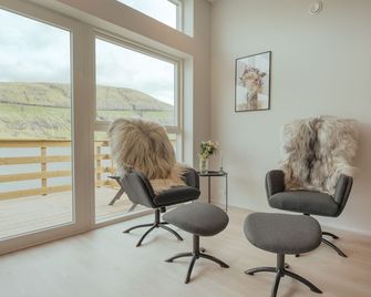 Seadreams Nest - Luxurious Waterfront Retreat - Sandavágur - Living room