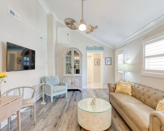 Couples Love This Sweet Thing, Just A Block To The Beach - Folly Beach - Living room