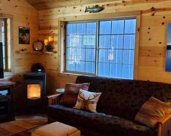 Mountain Hideaway, Couples Retreat, hot tub, pet friendly, private! - La Pine - Living room