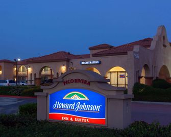Howard Johnson by Wyndham Pico Rivera Hotel & Suites - Pico Rivera - Bâtiment