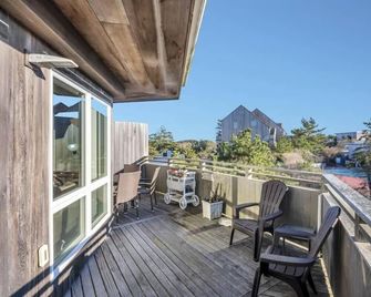 Unit 1023: Studio | 2nd Floor-Pool View | Starfish - Amagansett - Balkon