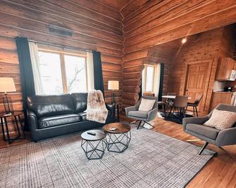 Saddlestring Ranch Cabins, Entire Property! - Cody - Sala de estar