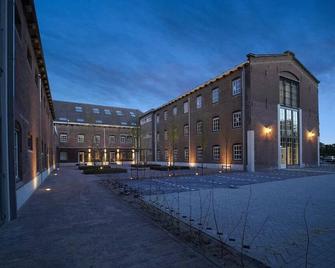 Enjoy History and Comfort in Prison Room - Alkmaar - Budova