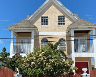 Modern & Spacious Townhouse Near Beaches, Airport, Grocery Stores & Resataurants - 拿騷 - 建築