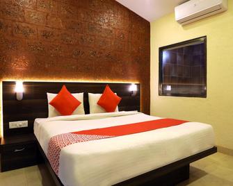 Hotel On The Rocks - Mahabaleshwar - Bedroom