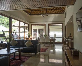 Villa Dorado - Steps from Jimbaran Beach - South Kuta - Pokój dzienny