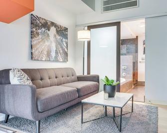 Dtwn Cleveland Loft-Style Condo Walk to Stadiums! - Cleveland - Sala de estar