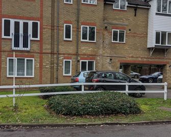 Oaklawn Apartment - Sleeps 4 Parking & Garden - Woking - Building