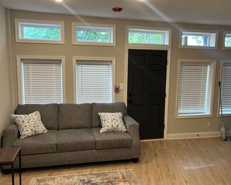 Charming 2-bedroom apartment in wonderful Baltimore with WiFi, AC - Baltimore - Living room