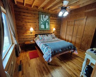 Birdwatchers Paradise: Secluded Cabin in the Woods on 4 acres - Tracy City - Bedroom