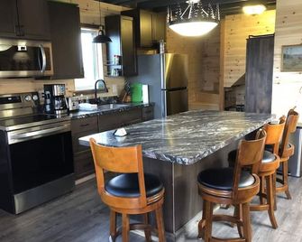 Glacier Summit - Spacious, New & Modern Villa Overlooking the Forest & Rockies - Babb - Kitchen