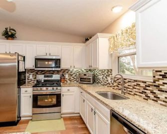 3 BR in The Villages free activity May -Oct with Gas golf cart. near squares - The Villages - Kitchen