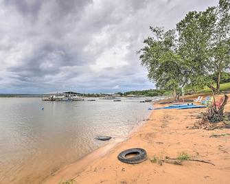 Lakefront Home with Private Beach Access! - Eufaula - Playa