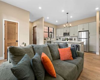 Luxury Living Modern Midtown Ensuite Baths Patio - Reno - Salon