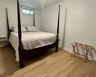 Kayak, walk or swim to Meredith town center - Meredith - Slaapkamer