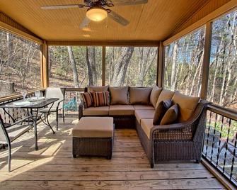 Mountains, Rustic Seclusion w/Private Hot Tub, Swim, Tennis & Golf in Sky Valley - Dillard - Living room