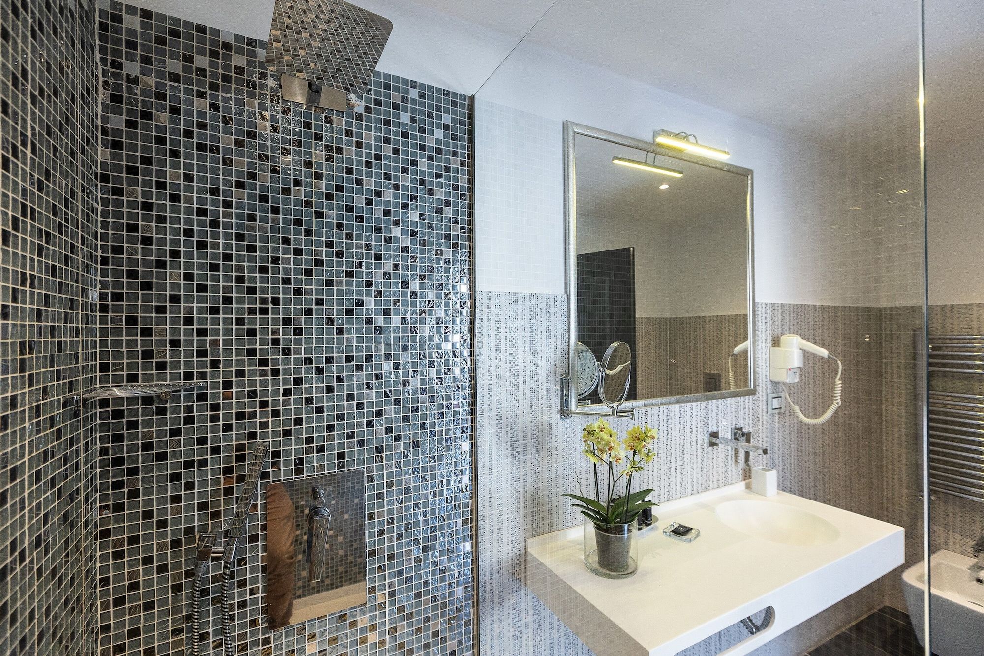 Bathroom view of Hotel Castellino Roma