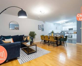 Sleeps 9 Canal Street Apartment by City SuperHost - Prestwich - Sala de estar