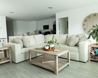 Comfy Family Home w/ 4 rooms, WiFi, Office & Community Pool, in Rhome - Rhome - Sala de estar