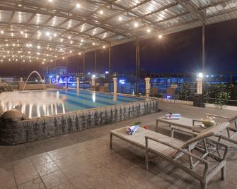 Grand Tryas Hotel - Cirebon - Piscina