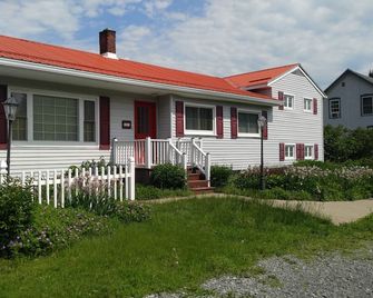 The Guest house in Potsdam 4 bedroom 3 bathroom Private home. With WiFi & A/C - Potsdam - Edifício