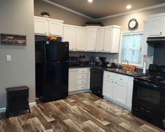 Amazing house with AC in charming Edgewood - Edgewood - Cocina