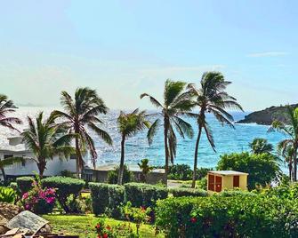 The Waves; Oceanfront 2 Bedroom. Gorgeous Sunrises. Relax With The Wave Rythyms - Philipsburg - Extérieur