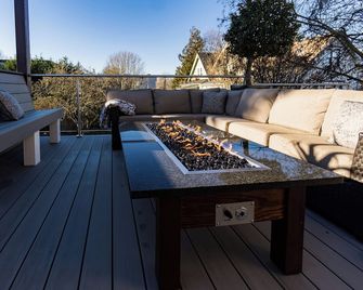 Central Park Prestige (A) - A Brand New Boutique Hotel Style Room Near Downtown - Victoria - Balcón